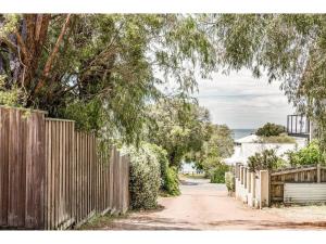 Reverie By The Bay - Walk to Beaches, Relax in Style