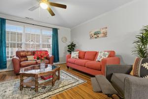Entire home in prime Raleigh with community pool, dog park and golf course