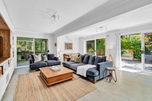 Omanu - family home with pool