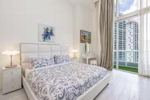 Beautiful Icon Brickell Double height ceiling