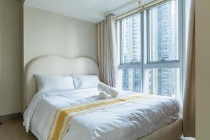 Designer 3BR w Pool - Uptown Mall & High Street