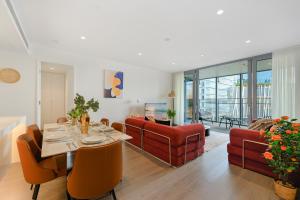 Sydney CBD modern apt with pool gym parking 8 ppl