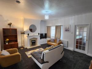 Primos Palace 4 - Bedroom House in Blyth