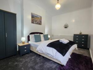 Primos Palace 4 - Bedroom House in Blyth