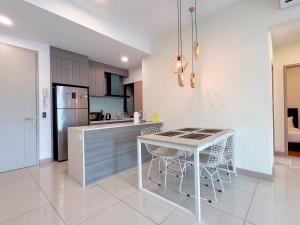 KL V Residence I with Balcony I 吉隆坡双威伟乐城民宿-附有阳台 I Walking distance to MRT & Mall & Nanjing Street I 马中英服务 I Malay English Chinese