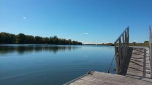 River & Mountain View 2BR Apartment Private Parking