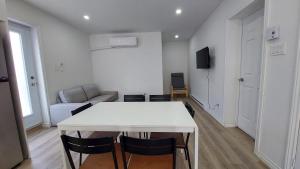 River & Mountain View 2BR Apartment Private Parking