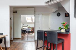 BR36 2-storey apt with balcony and AC