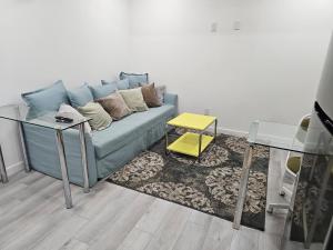 Non Smoking- Stylish Basement Suite Near Airport, Trails & Dining