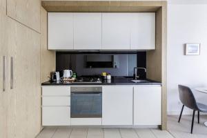 The Albert Edge - Relaxed Lakeside Escape with Gym