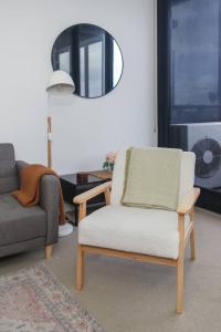 The Albert Edge - Relaxed Lakeside Escape with Gym