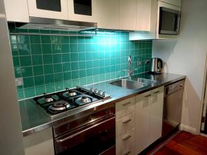 Melbourne City Oasis 2-Bedroom Art Deco Apartment with Gym, Carpark, Pool, Wine