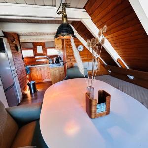 Pfahlbau Sunset II Toplage inklusive Elektroboot