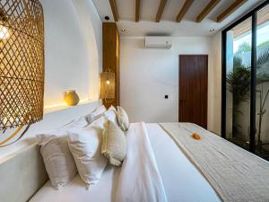 Casa Petak 2 - Serene Architectural Villa in Tropical Paradise Pererenan