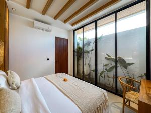 Casa Petak 2 - Serene Architectural Villa in Tropical Paradise Pererenan