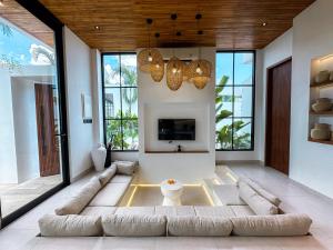 Casa Petak 2 - Serene Architectural Villa in Tropical Paradise Pererenan