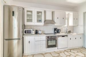 Villa by the Sea with pool Parasporos Paros 1