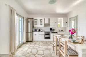 Villa by the Sea with pool Parasporos Paros 1