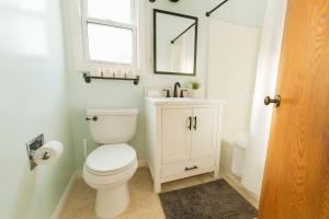 4BR Fullerton Retreat - Private Backyard