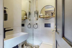 Stylish 2-Bed Cottage with Courtyard Garden Near South Ealing Tube Station