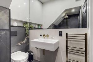 Stylish 2-Bed Cottage with Courtyard Garden Near South Ealing Tube Station