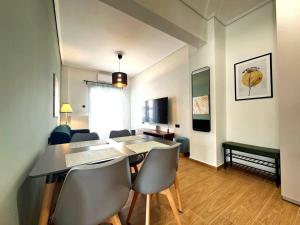 4th Floor Bright 2BR Retreat Near Acropolis