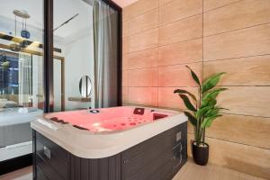 1BR Apartment with Private Jacuzzi & Burj Khalifa Skyline in Trillionaire Residences By Binghatti
