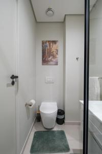 The Rose 303: City Centre Studio Apartment