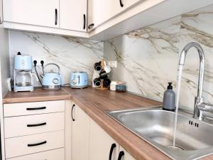 Amfitriti 30meter to beach, 6min Old Town, 2BD 4PL