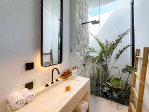 Casa Petak 4 - Charming 2BR Tropical Villa, Bright & Modern in Pererenan