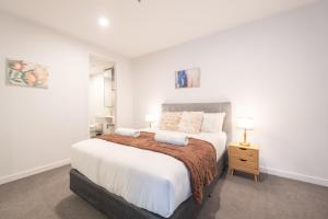 Serene 2BR2BA Apt in Parkville Pool Gym Parkin