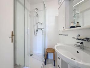 32m2 petite maison au bord de leau avec terrasse