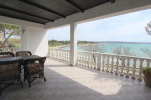 Laurus Nr3 in front of the beach