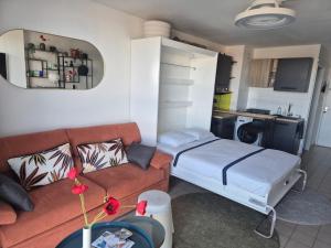 Le Pavois dOr, studio rénové avec goût, Superbe Vue, Proximité Gare et Centre, Climatisation