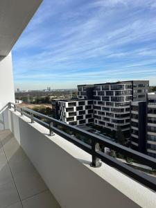 FREE Parking Modern 2 bedrooms Apt for Family or Business