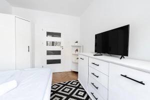 Elegant 3city Apartment in Gdańsk with Parking by Noclegi Renters