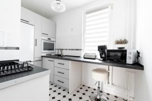 Elegant 3city Apartment in Gdańsk with Parking by Noclegi Renters