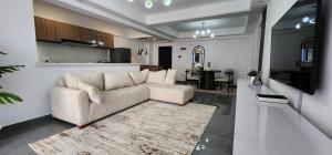 Serene executive 2 bedroom suite near Riverside Square at Winchester Gardens Riverside Drive