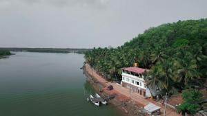 Nadhi Mane River-front Beach Stay