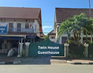 Twin House Guesthouse - Lao Experience