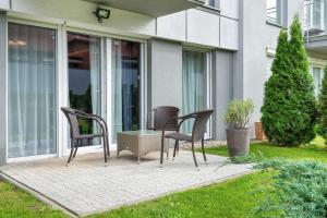 Elegant Blue Apartment in Gdańsk with Parking & Garden by Noclegi Renters