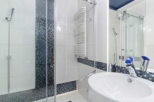 Elegant Blue Apartment in Gdańsk with Parking & Garden by Noclegi Renters