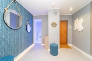 Bright and Blue 3city Apartment with Balcony in Gdynia by Noclegi Renters