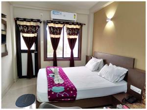 SEA VIEW from ROOFTOP- GOLDEN BEACH- SWARGADWAR GARDEN - LIGHT HOUSE BEACH- Bengali Market - U K Suit & Palace - Lift & Parking Facilities - Fully Air Conditioned Hotel in Prime location