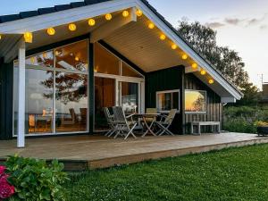 Beachfront Holiday Home Near Dalby Bay