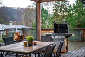 Modern Nature Retreat w Pool, PS5 & Hot Tube