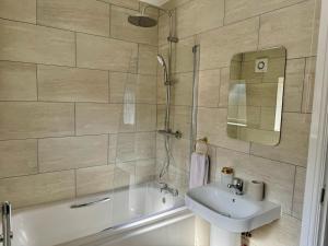 Orchid 2 Luxury 3BR House By AltoLuxo Short Lets & Serviced Accommodation With Free WiFi & Parking