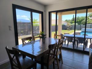 villa récente climatisée avec piscine privée