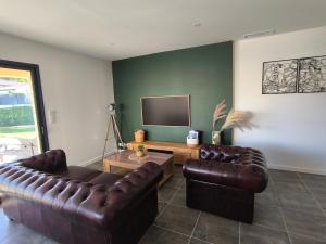 villa récente climatisée avec piscine privée