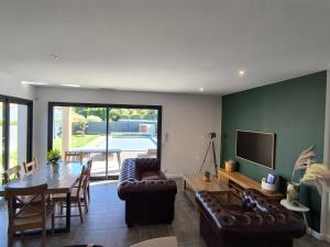 villa récente climatisée avec piscine privée